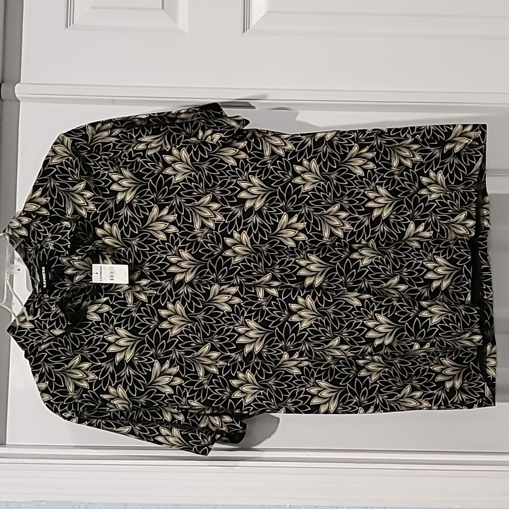 NWT Express S/S Floral Print Blk & Gold Btn Up Polo Size: L
